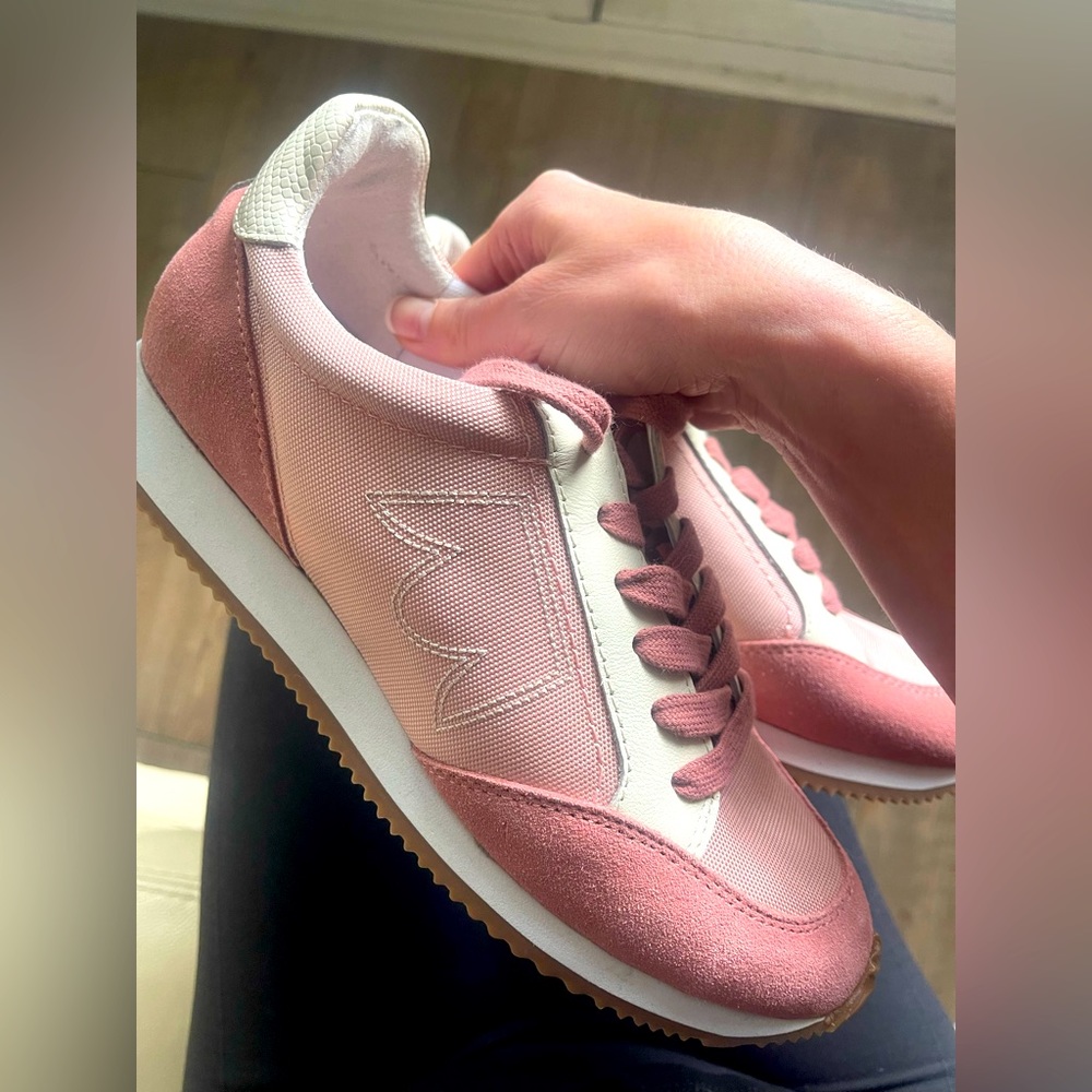Pink suede Birdies tennies